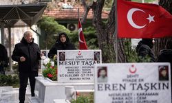 İzmir'de şehit aileleri bayramda yakınlarının kabirlerini ziyaret etti