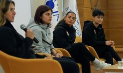 Kadın futbolcular, başarı hikayelerini anlattı