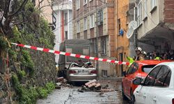 Kağıthane'de bir kısmı yıkılan bahçe duvarı araçta hasara yol açtı