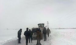 Kars'ta yolda kalan 12 araç ekiplerce kurtarıldı