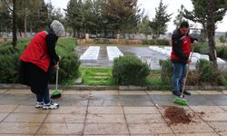 Kilis'te şehitliklerde bakım, onarım ve temizlik çalışması yapıldı