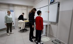 Kırklareli'nde ortaokul öğrencilerine skolyoz taraması yapılıyor