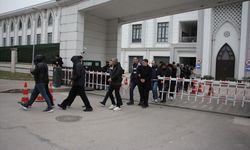 Kocaeli merkezli dolandırıcılık operasyonunda yakalanan 25 zanlı adliyede