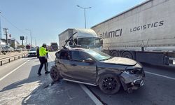 Kocaeli'de otomobille kamyonetin çarpışması sonucu 2 kişi yaralandı