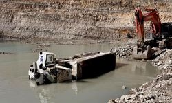 Kütahya'da maden sahasındaki su birikintisine devrilen kamyonun sürücüsü öldü