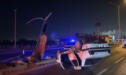 Kütahya'da trafik lambasına çarparak devrilen otomobilin sürücüsü yaralandı