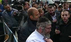 Londra'da Al Jazeera muhabirlerine hakaret eden kişinin polis olduğu belirlendi