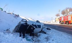 Mardin'de devrilen otomobildeki 4 kişi yaralandı