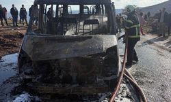 Mardin'de seyir halindeki bir minibüs yandı