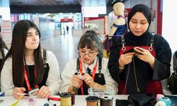 Meslek lisesi öğrencileri, geleneksel ve çağdaş tasarımı buluşturan koleksiyonla uluslararası ayakkabı fuarına katıldı