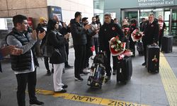 Milli atıcılar, Ankara'da çiçeklerle karşılandı