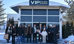 Milli sürat patenci İlyas Karadağ memleketi Erzurum'da çiçeklerle karşılandı