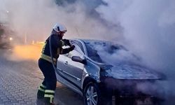 Muğla'da park halindeki otomobil yanarak kullanılamaz hale geldi