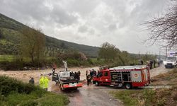 Muğla'da sele kapılan otomobildeki 2 kişiden biri öldü, diğeri kurtarıldı