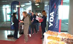 Muğla'ya İngiltere'den gelen sezonun ilk turist kafilesi çiçeklerle karşılandı