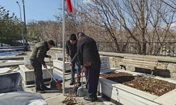 Muş'ta şehitliklerde bakım, onarım ve temizlik çalışması yapıldı