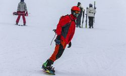 Palandöken'de kar yağışı altında kayak keyfi yaşanıyor