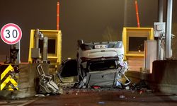 Pendik'te gişelere çarpıp devrilen otomobilde sıkışan 2 kişi yaralandı