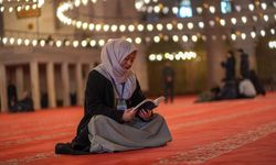 Perulu kadın, binlerce kilometre uzaktan geldiği İstanbul'da turistlere İslam'ı anlatıyor