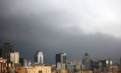 Petrol depolarının vurulmasının ardından Tahran'ın gökyüzünü siyah bulutlar kapladı