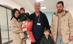 Sağlık personeli boğazına şeker takılan çocuğu Heimlich manevrasıyla kurtardı