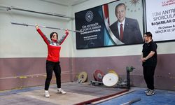 Şampiyon halterci Şaziye, milli sporcular yetiştiriyor