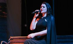 Sanatçı Ezgi Köker, yeni albümü 'İstanbul Şarkıcısı' ile müzikseverlerle buluştu