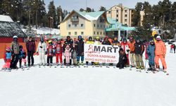 Sarıkamış Kayak Merkezi'ndeki kayak eğitmenleri, kadın kayakseverlere karanfil verdi