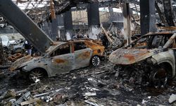 Savaşın ilk günlerinde Tahran'da hedef alınan oto galerideki 70 lüks araç kullanılamaz hale geldi