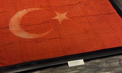Şehit Kamil'in tabutuna örtülen Türk bayrağı müzede sergileniyor