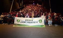 Sinemada buluşan kadınlar ihtiyaç sahibi çocuklar için örgü ördü