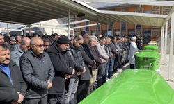 Sivas'ta 15 yaşındaki çocuğun öldürdüğü babası ve ağabeyinin cenazeleri defnedildi
