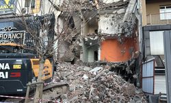 Sivas'ta bir binanın yıkımı sırasında zarar gören bitişiğindeki binada 21 daire tahliye edildi