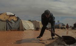 Suriye'de Halep'in kuzeyinde sel nedeniyle sığınmacıların kampları su altında kaldı