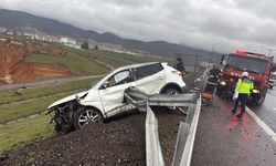 TAG Otoyolu'nda bariyere çarpan otomobilin sürücüsü öldü, 2 kişi yaralandı