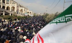 Tahran'da cuma namazının ardından toplanan kalabalık ABD ve İsrail'i protesto etti