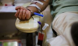 Tahran'da, yaralılara kan vermek isteyenler Kan Verme Merkezi'nde yoğunluk oluşturdu