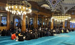 Tarihi camide yıllardır 'Ümmet İftarı' aynı sofrada buluşturuyor