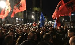 Tiran'da binlerce kişi Rama hükümetinin istifasını istedi