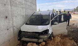 Tokat'ta beton duvara çarpan hafif ticari araçtaki 5 kişi yaralandı