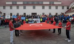 Tunceli'deki Yeşilay Türkiye Rafting Şampiyonası 1. Ayak Yarışları öncesi tören düzenlendi