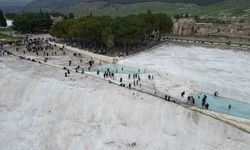 Turizm merkezi Pamukkale'de bayram yoğunluğu yaşanıyor