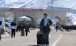 Türkiye-İran sınırındaki gümrük kapılarında günübirlik yolcu geçişleri durduruldu