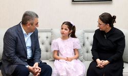 Umre hayali gerçekleşen depremzede Hazal, Mersin Valisi Atilla Toros'u ziyaret etti