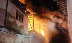 Uşak'ta 2 katlı evde çıkan yangın söndürüldü