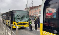 Üsküdar'da iki İETT otobüsünün karıştığı kazada yolcular tahliye edildi