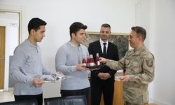 Van'da öğrenciler, jandarma ve polis ekiplerine iftarlık ikram etti