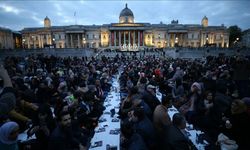 Londra'nın ünlü Trafalgar Meydanı'nda 2 bin kişilik iftar programı düzenlendi