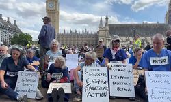 Londra'da polis teşkilatı önündeki "Palestine Action" grubuna destek eyleminde 18 kişi gözaltına alındı