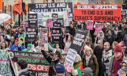 İngiltere'de savaş karşıtları, ABD'nin Londra Büyükelçiliğine yürüdü